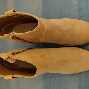 Old Navy Tan Boots (Size 8)